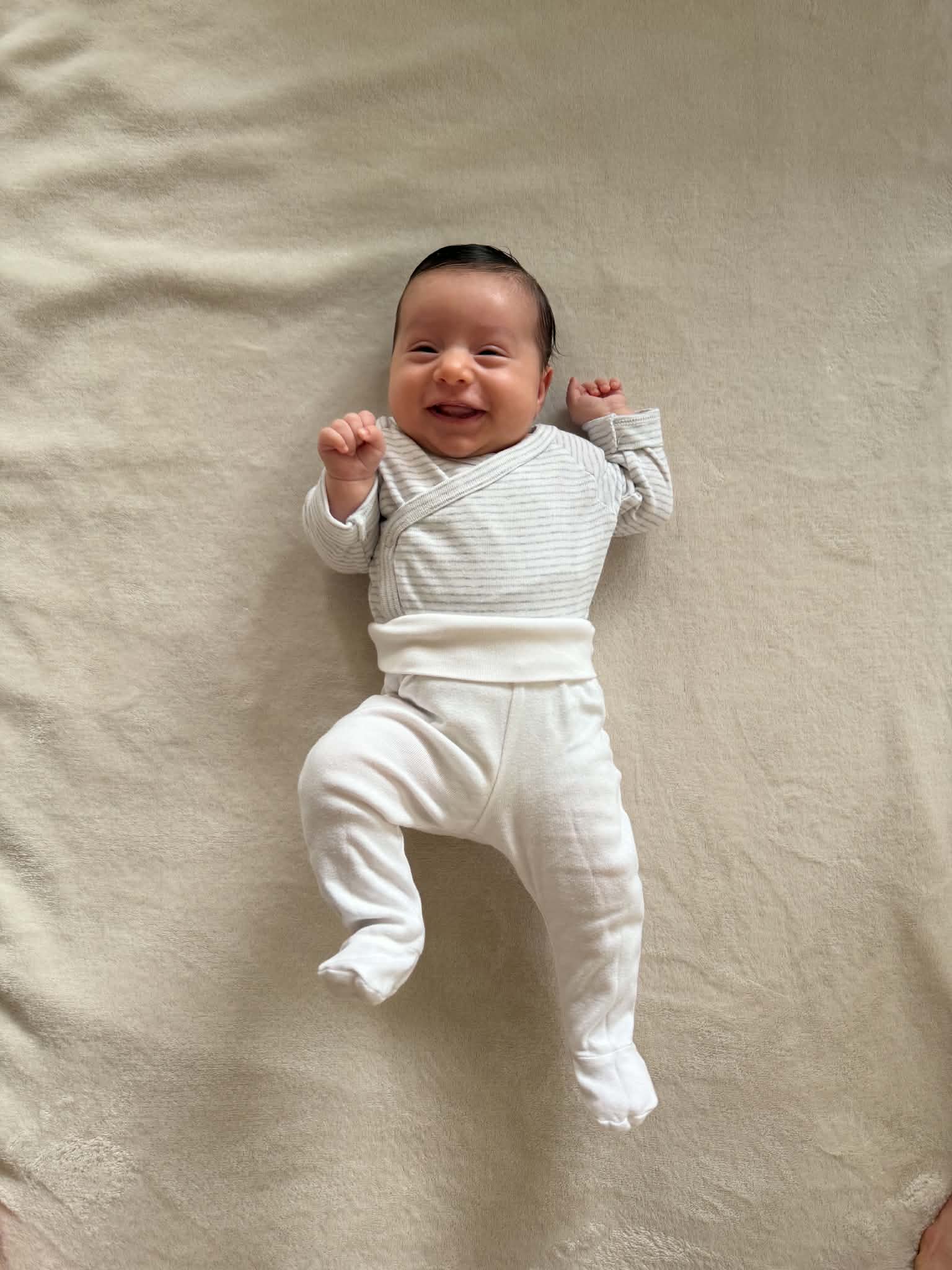 Sofia ler och ligger på rygg
